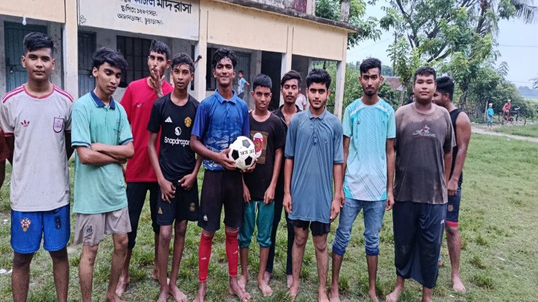 যুব সমাজকে খেলাধুলায় উদ্বুদ্ধ করতে নওলামারীতে ফুটবল উপহার দিল জাতীয় ছাত্র শক্তি
